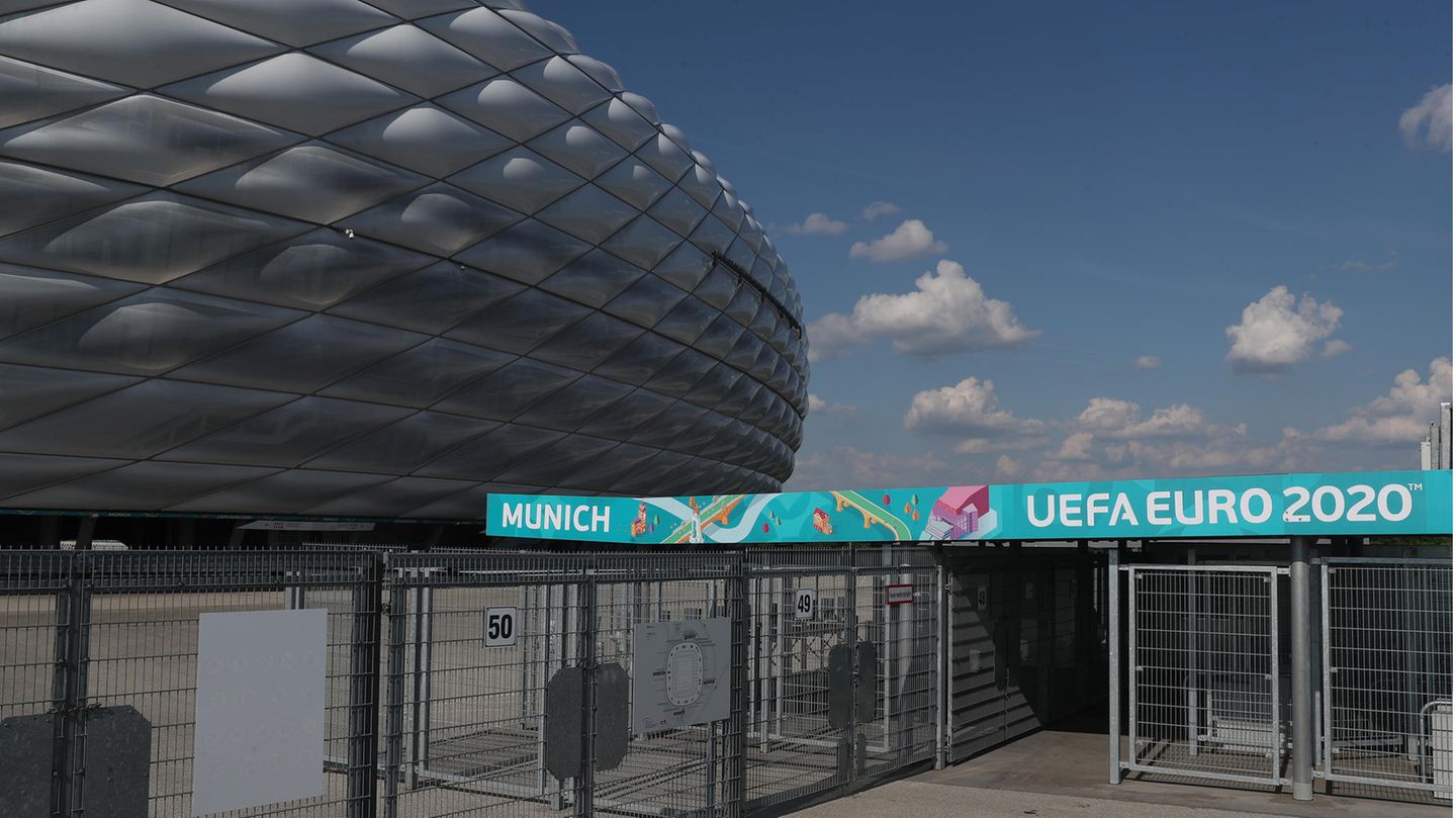 Vor der Allianz-Arena in München hängen über einem Eingangsbereich türkis-grüne Banner mit "Uefa Euro 2020"-Logo