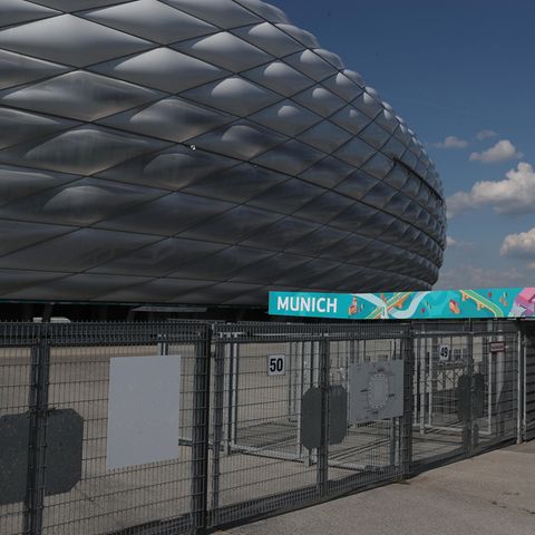 Vor der Allianz-Arena in München hängen über einem Eingangsbereich türkis-grüne Banner mit "Uefa Euro 2020"-Logo
