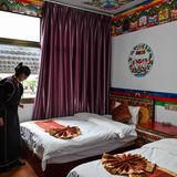 Den Besuchern wird auch eine perfekte Unterkunft im tibetischen Stil in Nyingtri gezeigt, westlich von Lhasa.