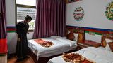 Den Besuchern wird auch eine perfekte Unterkunft im tibetischen Stil in Nyingtri gezeigt, westlich von Lhasa.