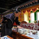 Teepause bei der Fahrt durch das tibetische Hochland, ein Gebiet, das 1,2 Millionen Quadratkilometer umfasst.