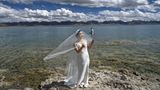 War es ein Zufall? Die Fotografen durften am Lake Namtso auch eine Braut ablichten - ganz nach westlichen Vorstellungen gekleidet.