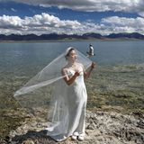 War es ein Zufall? Die Fotografen durften am Lake Namtso auch eine Braut ablichten - ganz nach westlichen Vorstellungen gekleidet.