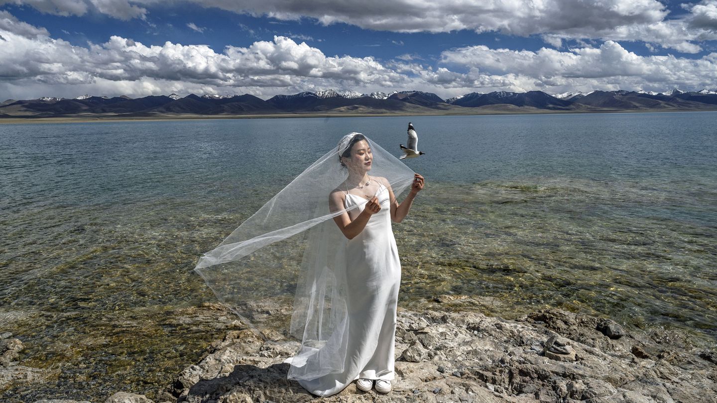 War es ein Zufall? Die Fotografen durften am Lake Namtso auch eine Braut ablichten - ganz nach westlichen Vorstellungen gekleidet.