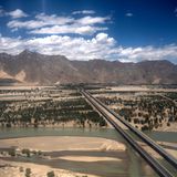 Massive Investitionen in die Infrastruktur sollen Tibet stärker an die Volksrepublik binden. Seit 15 Jahren gibt es mit der Lhasa-Bahn eine Schienenverbindung. Im Bild ein Abschnitt einer vierspurigen Schnellstraße.