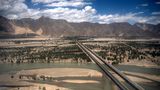 Massive Investitionen in die Infrastruktur sollen Tibet stärker an die Volksrepublik binden. Seit 15 Jahren gibt es mit der Lhasa-Bahn eine Schienenverbindung. Im Bild ein Abschnitt einer vierspurigen Schnellstraße.