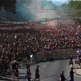 SPD-Gesundheitsexperte Karl Lauterbach twitterte: "Diese Bilder zeigen genau das, was die EM vermeiden sollte. Während halb Europa und 95% der ärmeren Welt noch nicht geimpft sind verhält man sich so, als ob die Pandemie vorüber wäre. Rücksichtslos und unsportlich."