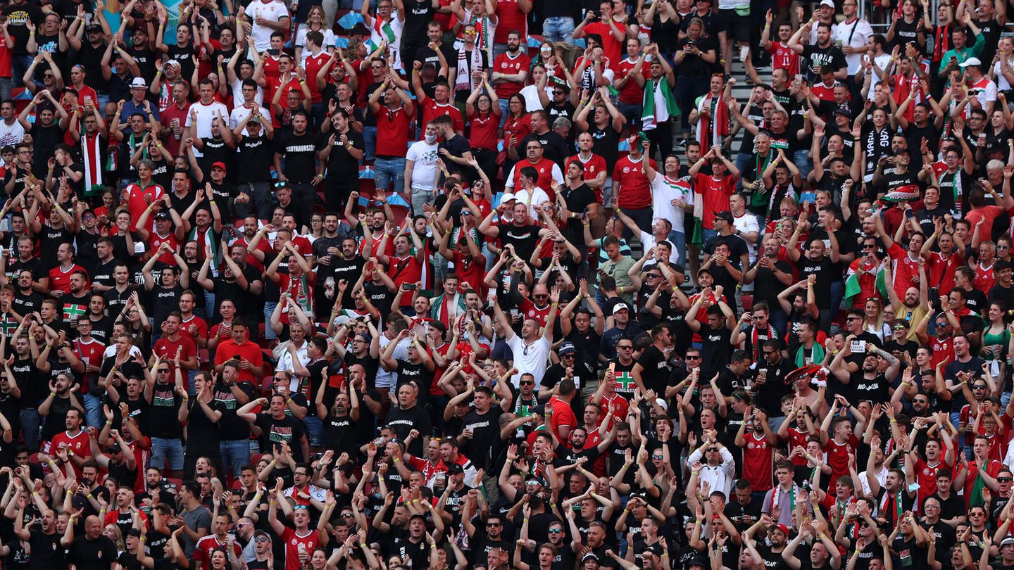EM 2021: Voll besetzte Ränge im Budapester EM-Stadion, von Abstand und Masken ist nichts zu sehen Voll besetzte Ränge im Budapester EM-Stadion, von Abstand und Masken ist nichts zu sehen
