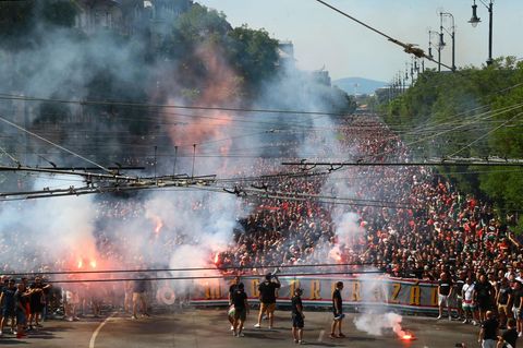 Zehntausende ungarische Fans waren zuvor in einem geschlossenen Fanmarsch durch die Straßen zum Stadion gezogen