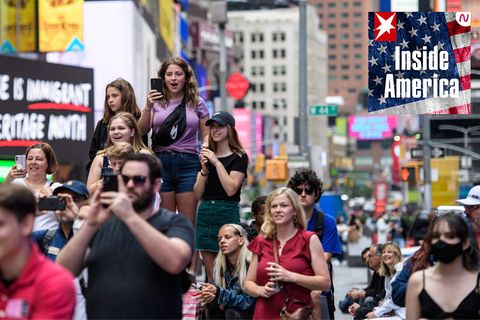 Passanten in New York City (USA) beobachten auf dem Times Square ein Pop-up-Event