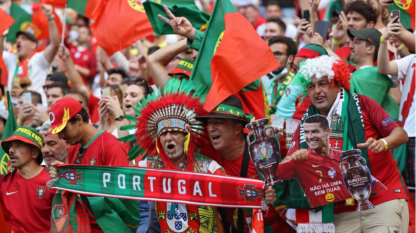 Volle Kostümierung: portugiesische Anhänger in der Puskas-Arena in Budapest