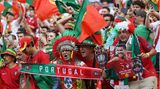 Volle Kostümierung: portugiesische Anhänger in der Puskas-Arena in Budapest
