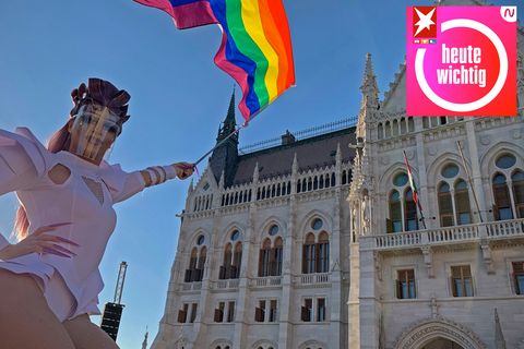 Eine Dragqueen schwenkt eine Regenbogenfahne auf einer LGBT-Rechte-Demonstration vor dem ungarischen Parlament
