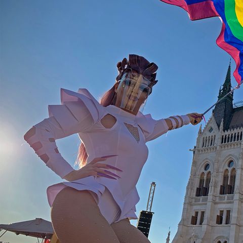 Eine Dragqueen schwenkt eine Regenbogenfahne auf einer LGBT-Rechte-Demonstration vor dem ungarischen Parlament