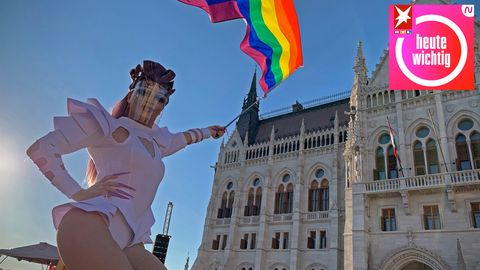 Eine Dragqueen schwenkt eine Regenbogenfahne auf einer LGBT-Rechte-Demonstration vor dem ungarischen Parlament