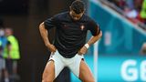 Ronaldo zeigt seine Oberschenkel-Muskeln während des Aufwärmens vor dem Spiel gegen Ungarn