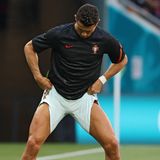 Ronaldo zeigt seine Oberschenkel-Muskeln während des Aufwärmens vor dem Spiel gegen Ungarn
