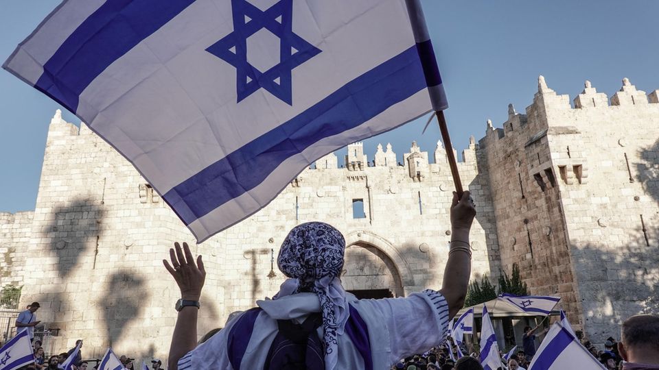 Der nationalistische Flaggenmarsch erreicht das Damaskustor in Jerusalem
