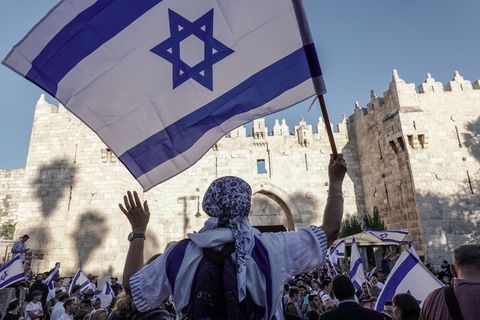 Der nationalistische Flaggenmarsch erreicht das Damaskustor in Jerusalem