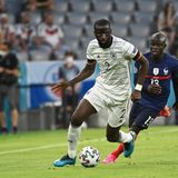 Note: 4. Antonio Rüdiger fiel zum ersten Mal in der ersten Halbzeit auf, als er nach einem überambitionierten Flügellauf einen Ballverlust produzierte und dann hinten fehlte. Gewöhnte sich Gott sei Dank die Fouls um den eigenen Strafraum schnell ab. Ansonsten war er aufmerksam und mit soliden Zweikämpfen zur Stelle.