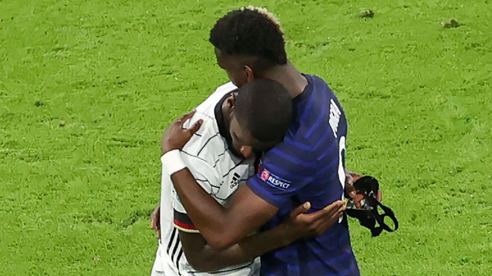 Herzliche Szene: Paul Pogba tröstet Antonio Rüdiger nach dem Spiel Herzliche Szene: Paul Pogba tröstet Antonio Rüdiger nach dem Spiel