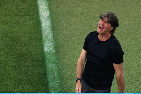 Jogi Löw wirft mit leidendem Gesichtsausdruck den Kopf zurück