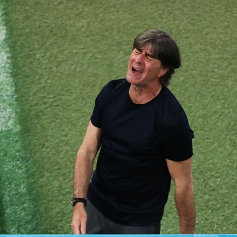 Jogi Löw wirft mit leidendem Gesichtsausdruck den Kopf zurück