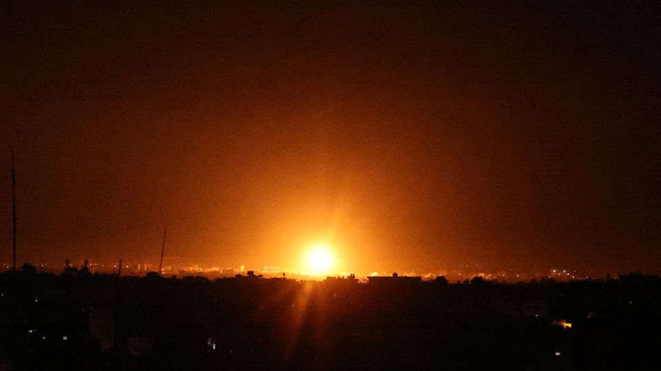 Explosionen erhellen die Nacht in Khan Yunis im südlichen Gazastreifen