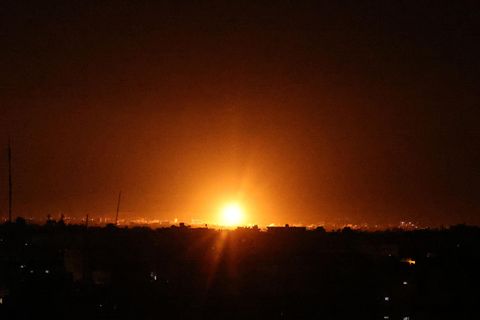 Explosionen erhellen die Nacht in Khan Yunis im südlichen Gazastreifen
