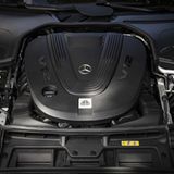 Herrlich archaisch: Der Zwölfzylinder schiebt mit 450 kW / 612 PS an