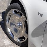 Klassische Felgen mit speziellen "Schaum-Reifen", die hohe Frequenzen beim Abrollen minimieren