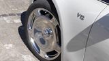 Klassische Felgen mit speziellen "Schaum-Reifen", die hohe Frequenzen beim Abrollen minimieren