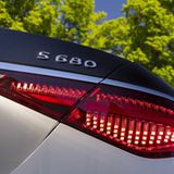 Mercedes Maybach S 680 4Matic wuchtet ein maximales Drehmoment von 900 Newtometern auf die Kurbelwelle