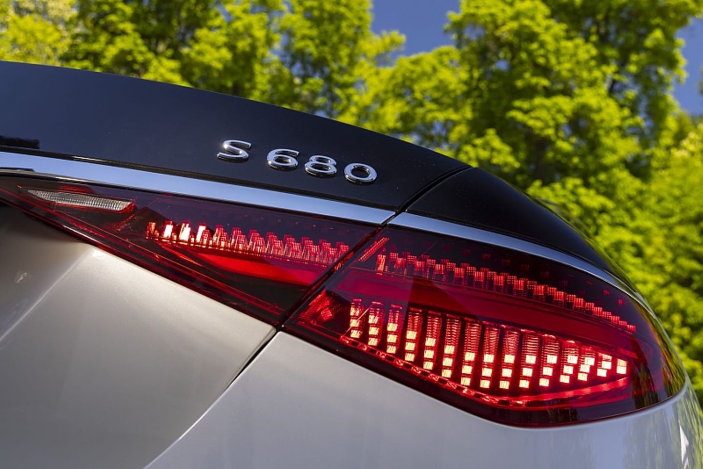 Mercedes Maybach S 680 4Matic wuchtet ein maximales Drehmoment von 900 Newtometern auf die Kurbelwelle