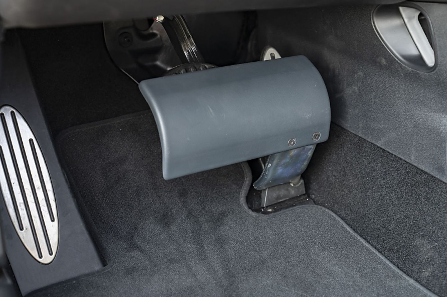 Das Gaspedal ist abgedeckt