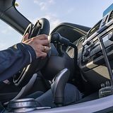 Gebremst wird, indem man den Knüppel nach unten drückt