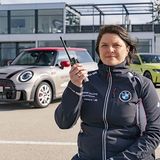 Die Instruktorin gibt die Anweisung per Funkgerät