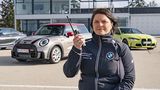 Die Instruktorin gibt die Anweisung per Funkgerät