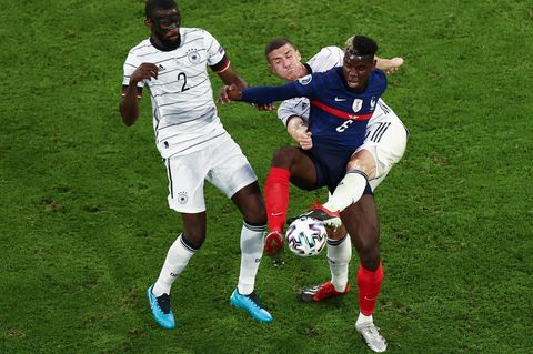 Zwei gegen einen: Frankreichs Paul Pogba wurde nach der Partie zum Spieler des Matchs gewählt