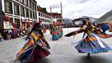 Folklore-Darbietung: Buddhistische Mönche führen für Journalisten und Einheimische den Cham-Tanz im Drigung-Kloster auf.