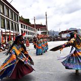 Folklore-Darbietung: Buddhistische Mönche führen für Journalisten und Einheimische den Cham-Tanz im Drigung-Kloster auf.