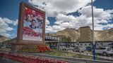 Stau an einem Checkpoint an der Stadtgrenze von Lhasa: Die Führer der kommunistischen Partei sind auf Plakaten immer präsent, Mandarin die dominierende Sprache vor Tibetisch.