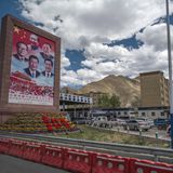 Stau an einem Checkpoint an der Stadtgrenze von Lhasa: Die Führer der kommunistischen Partei sind auf Plakaten immer präsent, Mandarin die dominierende Sprache vor Tibetisch.