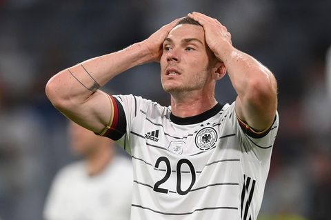 Nationalspieler Robin Gosens fasst sich während der Spiels gegen Frankreich an den Kopf