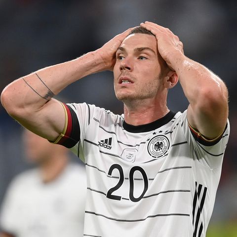 Nationalspieler Robin Gosens fasst sich während der Spiels gegen Frankreich an den Kopf