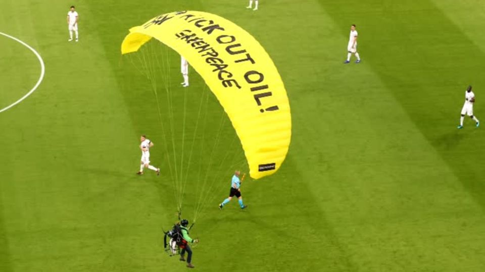 Vor EM-Spiel in München: "Aus unserer Sicht nicht hinnehmbar": DFB geht mit Gleitschirm-Protest hart ins Gericht Vor EM-Spiel in München: "Aus unserer Sicht nicht hinnehmbar": DFB geht mit Gleitschirm-Protest hart ins Gericht