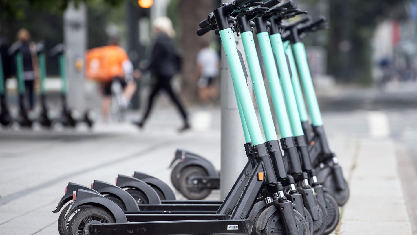 E-Tretroller stehen am Straßenrand
