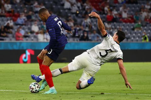 Mats Hummels grätscht gegen Kylian Mbappé