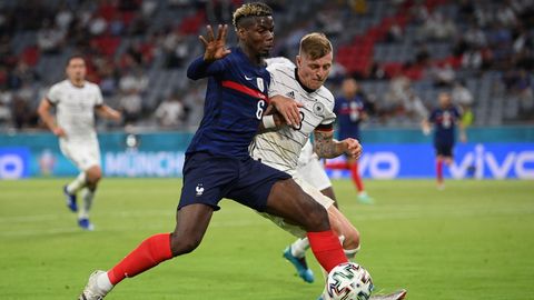 Paul Pogba (l.) kämpft beim 1:0-Sieg von Frankreich gegen Deutschland mit Toni Kroos um den Ball