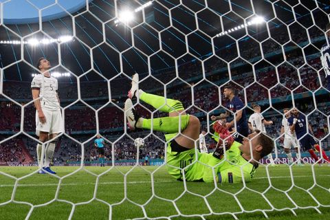 Durchs Tornetz gesehen: Neuer liegt am Boden, Hummels ist kosterniert, Hernandez jubelt